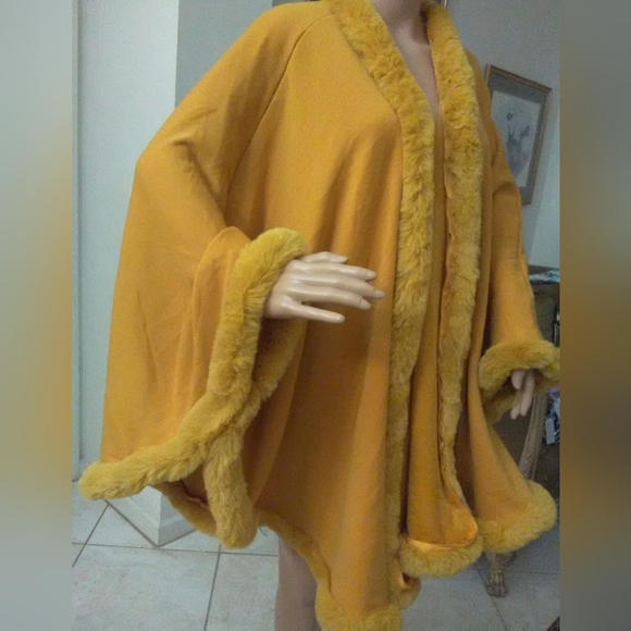 BNWT GOLD SHAWL BY MERIGOLD KISS FAUX FUR EDGES SIMPLY LUXURIOUS & SOFT SZ. LG - Picture 4 of 13